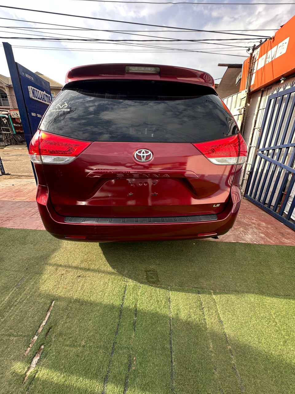 2011 Toyota Sienna โ photo 1