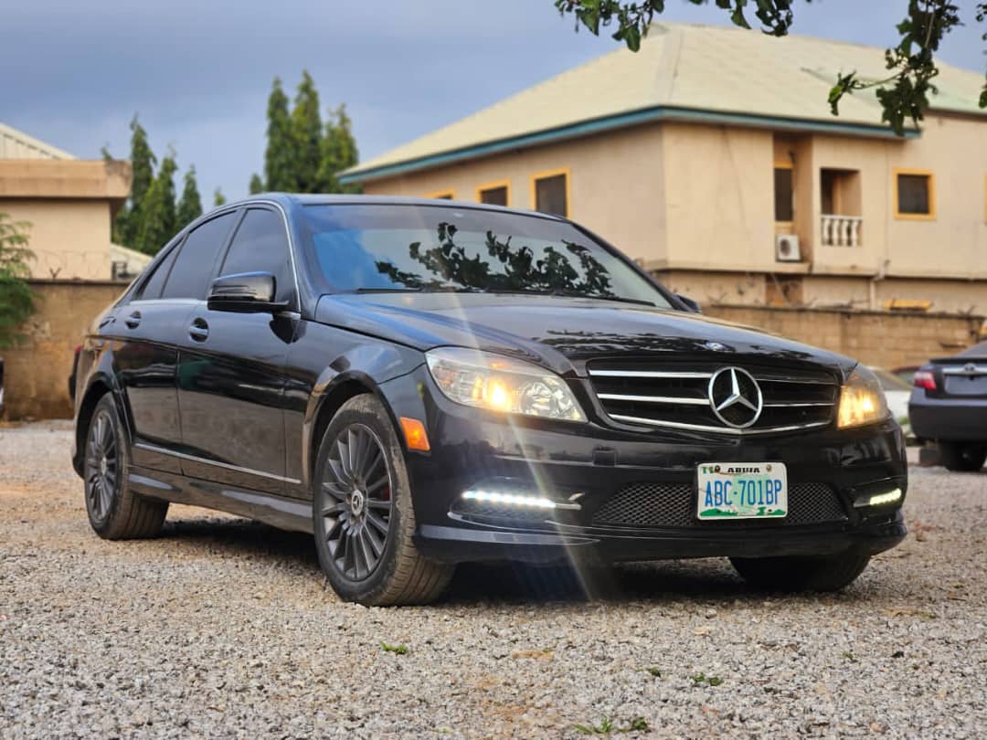 2010 Mercedes-Benz C300 โ photo 1
