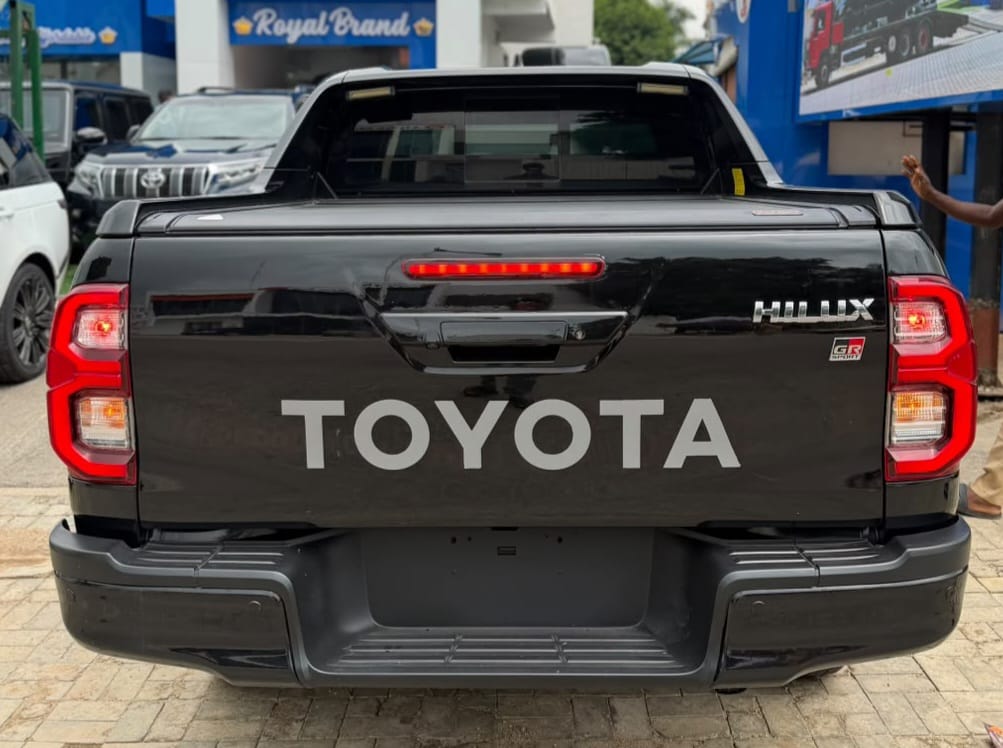 2023 Toyota Hilux โ photo 1
